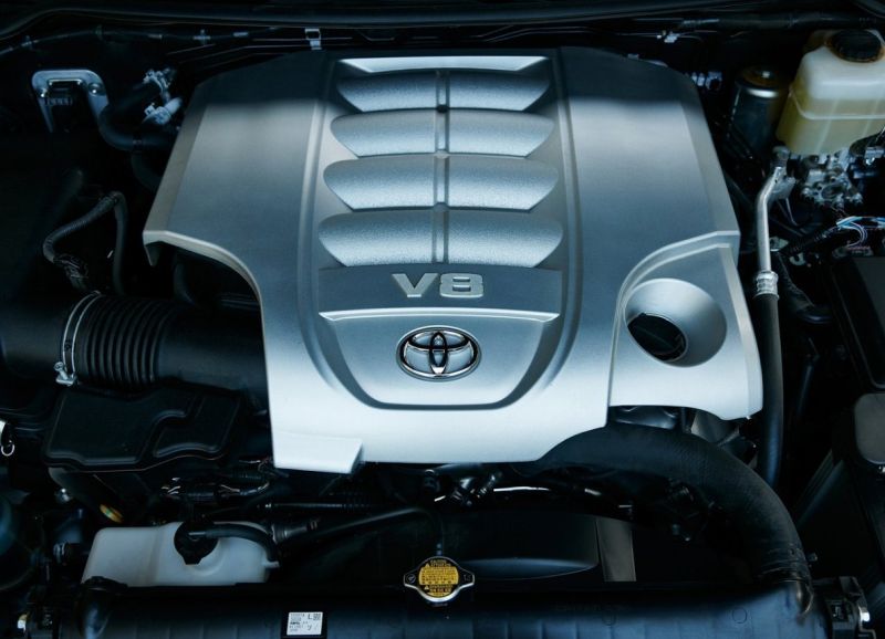 2016 Toyota Land Cruiser Engine