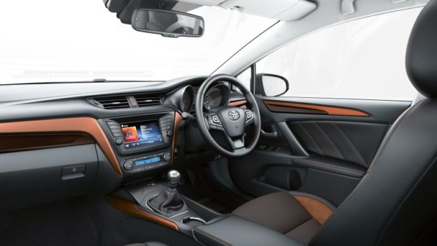 2018 Toyota Avensis interior 630x354